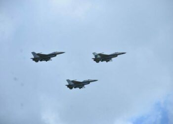 ด่วน! กัมพูชายิงจรวดถล่มพลเรือนไทย – F-16 ขึ้นโต้ทันที พุ่งทำลายฐานทัพกลางช่องอานม้า