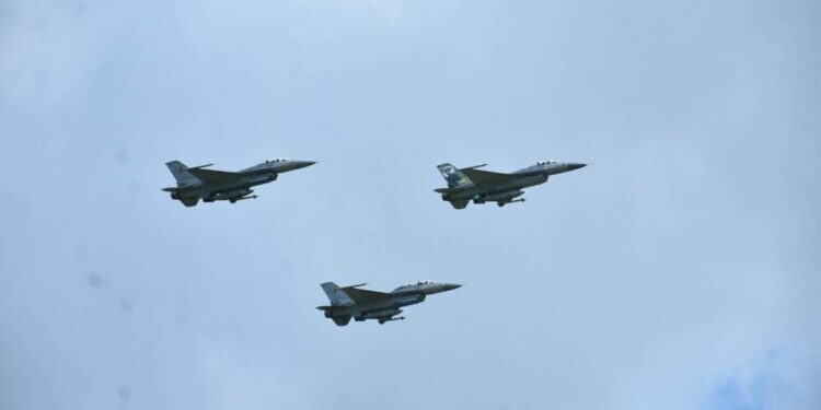 ด่วน! กัมพูชายิงจรวดถล่มพลเรือนไทย – F-16 ขึ้นโต้ทันที พุ่งทำลายฐานทัพกลางช่องอานม้า