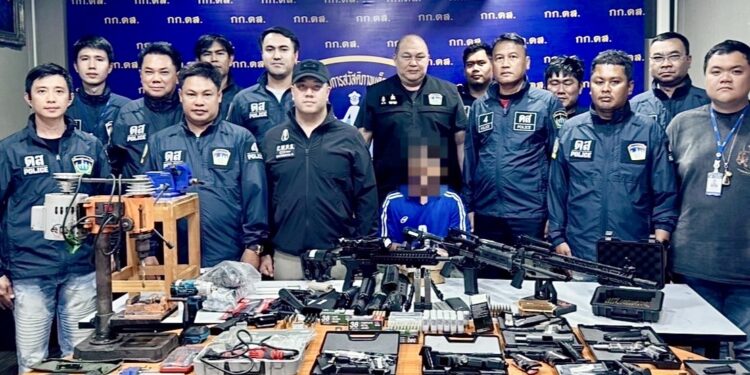 ดส.บุกจับหนุ่มค้าอาวุธสงครามออนไลน์ ยึดปืน-กระสุนอื้อกลางบ้านเช่า