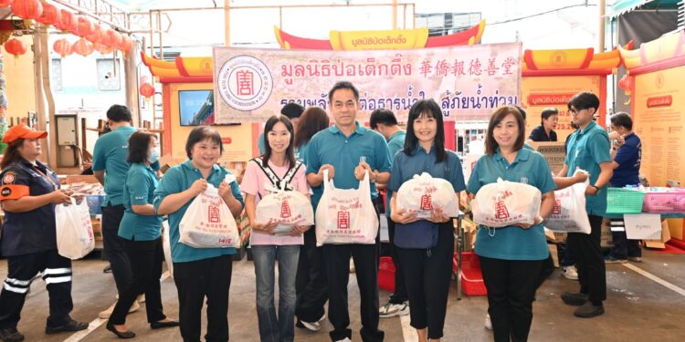 มูลนิธิป่อเต็กตึ๊ง รวมพลัง ! จัดทีมเจ้าหน้าที่-อาสาสมัคร เร่งแพ็กถุงยังชีพฉุกเฉิน ลุยช่วยเหลือชาวน่านในพื้นที่น้ำท่วมในขณะนี้