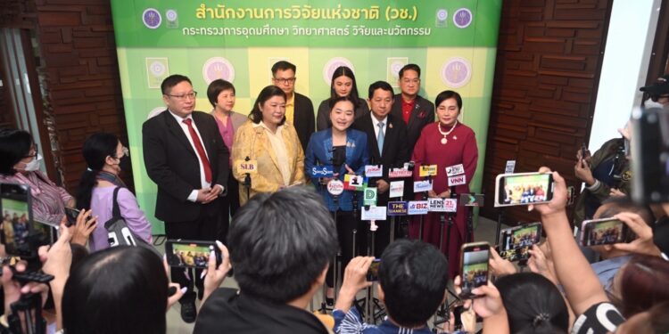 “สุดาวรรณ” แถลงความพร้อมใช้วิจัยและนวัตกรรม รับมือภัยภิบัติ พร้อมชูโครงการ “น้ำมั่นคง ไม่ท่วม ไม่แล้ง ใน 10 จังหวัด” หนุนเตรียมระบบเตือนภัย แผนป้องกันรับมือน้ำท่วมในอนาคต
