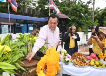 “อนันต์ นายก สภท.” ทำบุญครบรอบ 1 ปี เนื่องในโอกาสมหามงคลประดิษฐานบุษบก “องค์พระสยามเทวาธิราช”