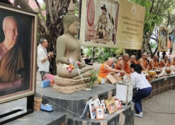 ทะลักลานวัด! สายบุญแห่ตักบาตรวันเข้าพรรษาที่วัดชลประทาน ศรัทธาหลั่งไหลแน่นขนัด