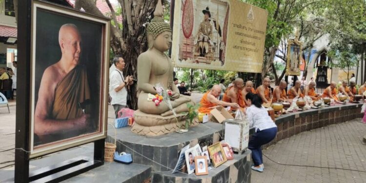 ทะลักลานวัด! สายบุญแห่ตักบาตรวันเข้าพรรษาที่วัดชลประทาน ศรัทธาหลั่งไหลแน่นขนัด