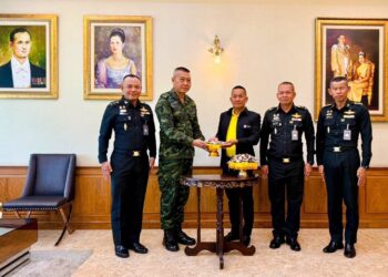 ส่งพลังศรัทธา สนับสนุนแนวรบ ! กองพลทหารปืนใหญ่รับพระเครื่อง วัตถุมงคล หนุนใจเสริมแกร่ง ป้องกันชายแดน