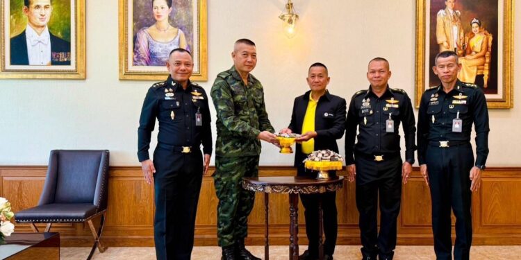 ส่งพลังศรัทธา สนับสนุนแนวรบ ! กองพลทหารปืนใหญ่รับพระเครื่อง วัตถุมงคล หนุนใจเสริมแกร่ง ป้องกันชายแดน