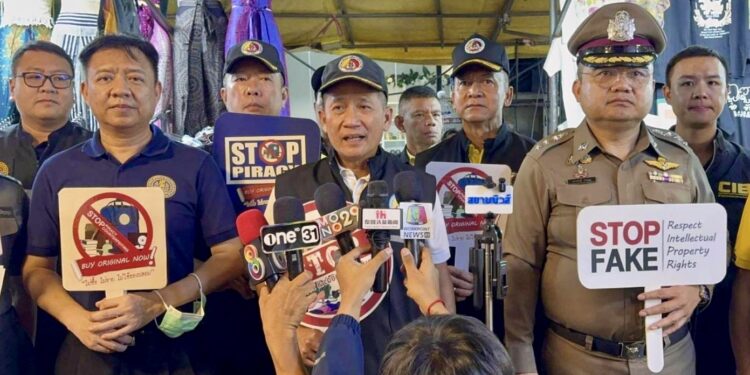 กอ.รมน. ผนึกกำลังหน่วยงานรัฐ–เขตบางเปิดปฏิบัติการ ‘พัฒน์พงษ์ปลอดปลอม’ ล้างภาพ Watch List