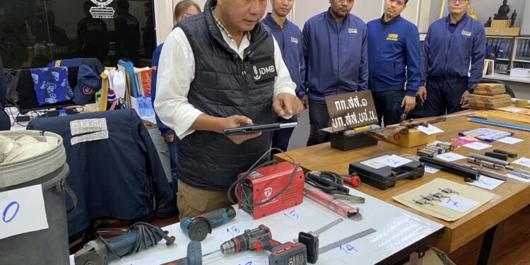 รวบ “นักรบ ลายพราง” คาบ้าน! โพสต์ขายปืนดัดแปลง–กระสุนออนไลน์ ยึดอาวุธเพียบ