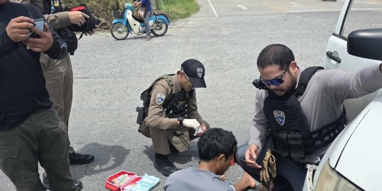 เจ้าหน้าที่ตำรวจ กองสืบสวน ตม.3 หัวใจจิตอาสา! รีบช่วยประชาชนเจ็บจากอุบัติเหตุ