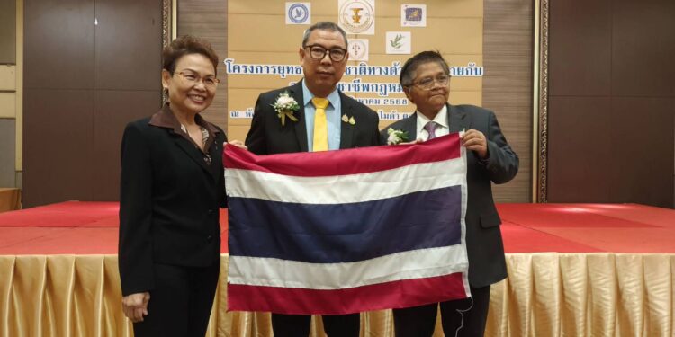 สว.จำลอง อนันตสุข เลขานุการคณะกรรมาธิการทรัพยากรธรรมชาติ และสิ่งแวดล้อมวุฒิสภา และโฆษกคณะกรรมาธิการการท่องเที่ยวและกีฬา เป็นประธานเปิดงาน “โครงการยุทธศาสตร์ชาติด้านกฏหมายกับองค์กรวิชาชีพกฏหมาย