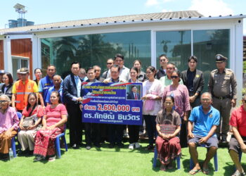 พล.ต.ต.สุรสิทธิ์ สังขพงศ์ เป็นผู้แทนส่งมอบบ้านเพื่อคนไทย แบบน็อคดาวน์สำเร็จรูป พร้อมครุภัณฑ์ภายในบ้านพัก จำนวน 11 หลัง ที่ อ.น้ำยืน จ.อุบลราชธานี โดยมี พ.ต.อ.ทวี สอดส่อง รมว.ยุติธรรม เป็นผู้แทนรับมอบ