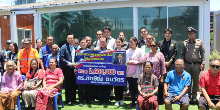 พล.ต.ต.สุรสิทธิ์ สังขพงศ์ เป็นผู้แทนส่งมอบบ้านเพื่อคนไทย แบบน็อคดาวน์สำเร็จรูป พร้อมครุภัณฑ์ภายในบ้านพัก จำนวน 11 หลัง ที่ อ.น้ำยืน จ.อุบลราชธานี โดยมี พ.ต.อ.ทวี สอดส่อง รมว.ยุติธรรม เป็นผู้แทนรับมอบ