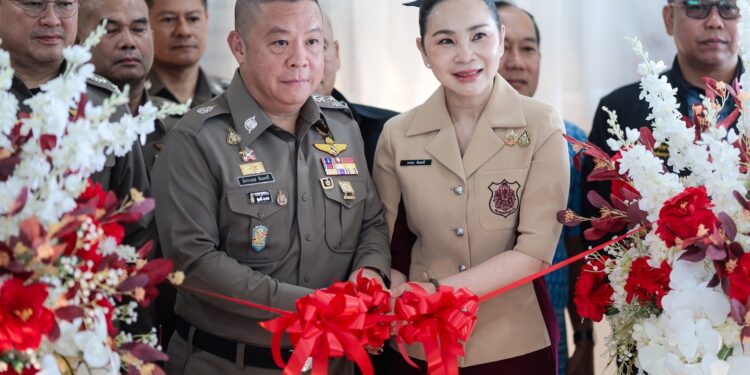 ”บิ๊กอ้อ พล.ต.อ.อัคราเดช” ควงอุปนายกสมาคมแม่บ้านตำรวจฯ เปิดป้าย อาคารพิมลศรี Cop’s Valley view