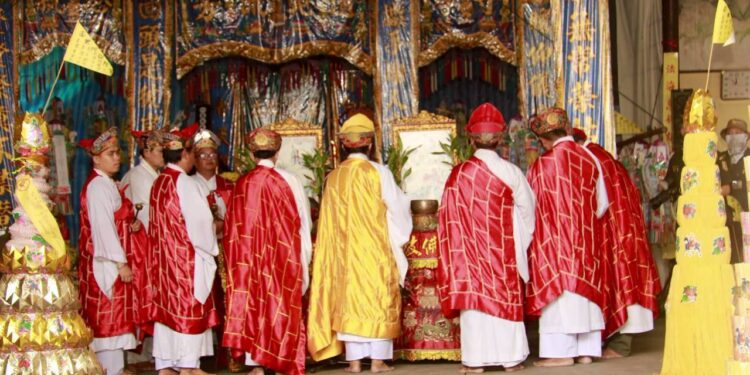 มูลนิธิร่วมกตัญญู สำนักงานกล้วยน้ำไท จัดงานประเพณี เทกระจาด งานบุญใหญ่ประจำปี 2568