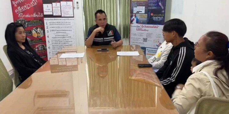 นนทบุรี วงจรปิด ครอบครัวอุ้มลูกน้อยร้องเรียนคดีอุบัติเหตุรถตู้ชนท้ายไร้ความคืบหน้ากว่า 5 เดือน ตำรวจยังไม่สอบปากคำ-ไม่ขอใบรับรองแพทย์