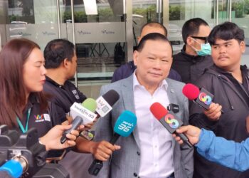 นายสันธนะ ประยูรรัตน์ (รองต่อ) ยื่นเอกสารเกี่ยวกับข้อมูลนักการเมืองระดับผู้บริหารของพรรคภูมิใจไทย มีส่วนรู้เห็นหรือได้รับผลประโยชน์ทางตรงหรือโดยอ้อมจากการลงทุนธุรกิจบริเวณพื้นที่ชายแดนไทย-กัมพูชา