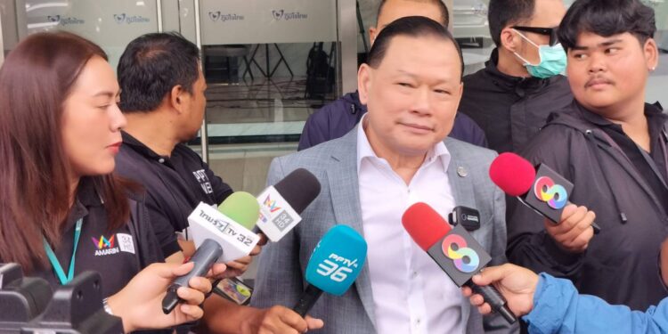 นายสันธนะ ประยูรรัตน์ (รองต่อ) ยื่นเอกสารเกี่ยวกับข้อมูลนักการเมืองระดับผู้บริหารของพรรคภูมิใจไทย มีส่วนรู้เห็นหรือได้รับผลประโยชน์ทางตรงหรือโดยอ้อมจากการลงทุนธุรกิจบริเวณพื้นที่ชายแดนไทย-กัมพูชา