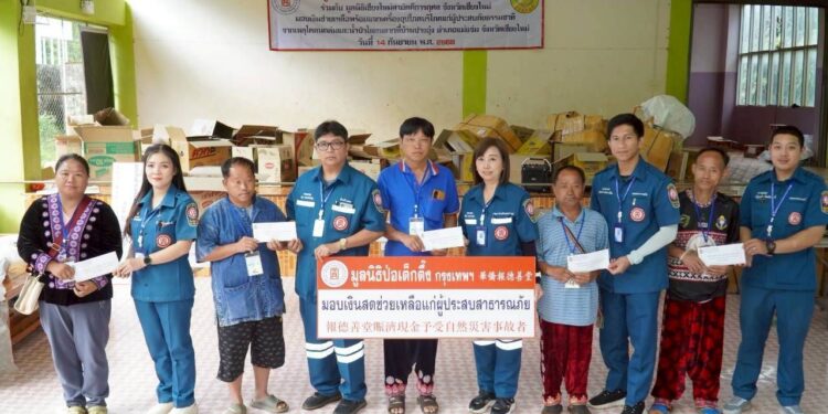 มูลนิธิป่อเต็กตึ๊ง ลงพื้นที่บรรเทาทุกข์ แจกจ่ายเครื่องอุปโภคบริโภคแก่ผู้ประสบภัย มอบเงินและกระเช้าปลอบขวัญผู้บาดเจ็บ พร้อมมอบเงินช่วยเหลือกรณีบ้านพังทั้งหลัง และช่วยเหลือค่าฌาปนกิจแก่ญาติผู้เสียชีวิตจากเหตุดินโคลนถล่มและน้ำป่าไหลหลากที่บ้านปางอุ๋ง อ.แม่แจ่ม จ.เชียงใหม่