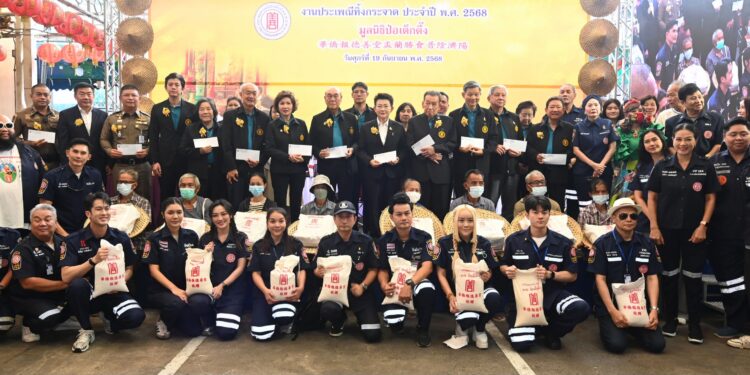 มูลนิธิป่อเต็กตึ๊ง แจกจ่ายเครื่องอุปโภคบริโภคในประเพณีทิ้งกระจาด ประจำปี 2568 รวม 3 จังหวัด เผยปีนี้ใช้งบฯ ถึง 15.5 ล้านบาท เพิ่มทั้งจำนวนชุดสิ่งของ และค่าพาหนะ รองรับปริมาณผู้ยากไร้ที่มารอรับ และสภาวะเศรษฐกิจที่ค่าครองชีพเพิ่มขึ้น