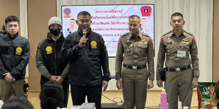 “รองจ๋อ” พร้อม “ผู้การอ๊ะ” เปิดโครงการพัฒนากองร้อยน้ำหวาน เสริมสร้างภูมิคุ้มกันและใช้โซเซียลมีเดีย