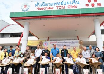 มูลนิธิป่อเต็กตึ๊ง แจกจ่ายเครื่องอุปโภคบริโภคแก่ผู้ยากไร้ เนื่องในงานประเพณีทิ้งกระจาด ประจำปี 2568 ต่อเนื่องเป็นแห่งที่ 2 ณ คลินิกการประกอบโรคศิลปะ สาขาการแพทย์แผนจีนหัวเฉียวสาขาศรีราชา จ.ชลบุรี