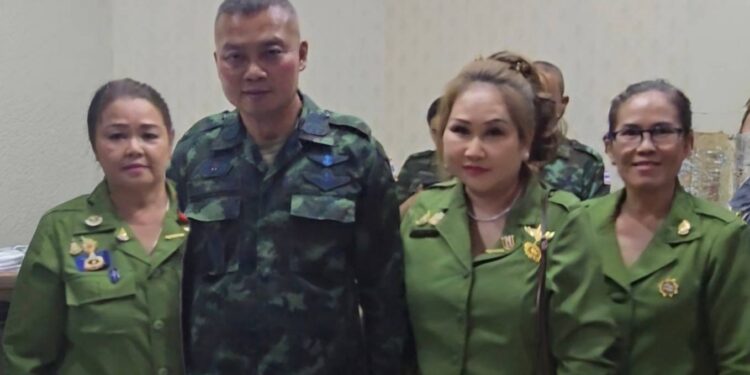 พลโท บุญสิน พาดกลาง แม่ทัพภาค 2 เดินทางมาที่ค่ายสุรนารี เพื่อมารับสิ่งของบริจาค ให้กับทหารชายแดน ภาค 2