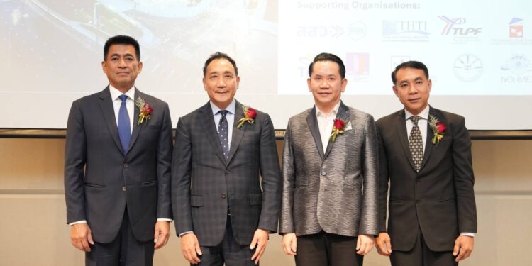 “Mega Show-Bangkok 2026” งานแสดงสินค้าไลฟ์สไตล์ระดับนานาชาติเตรียมสร้างปรากฏการณ์ใหม่ใจกลางกรุงเทพฯ ย้ายสู่ศูนย์การประชุมแห่งชาติสิริกิติ์ พร้อมเปิดตัวงาน Kick-off อย่างเป็นทางการ เมื่อวันที่ 9 กันยายน 2568 บริษัท ComAsia Limited จำกัด เปิดตัว“Mega Show-Bangkok 2026” อย่างยิ่งใหญ่ภายใต้ชื่องาน “Kick-off Ceremony for 2026 MEGA SHOW-Bangkok” ณ ศูนย์การประชุมแห่งชาติสิริกิติ์ (QSNCC) ซึ่งเป็นการนับถอยหลังสู่มหกรรมแสดงสินค้านานาชาติ โดยจัดขึ้นระหว่างวันที่ 15–17 กรกฎาคม 2569 โดยงานนี้นับเป็นแพลตฟอร์มสำคัญที่เชื่อมโยงผู้ประกอบการไทยกับผู้ซื้อจากทั่วโลก ภายในงานแถลงข่าวได้รับเกียรติจากบุคคลสำคัญในแวดวงอุตสาหกรรมและการค้าของไทยร่วมงาน อาทิ นายสุรพล อุทินทุ ประธานเจ้าหน้าที่บริหาร ศูนย์การประชุมแห่งชาติสิริกิต์  ดร.ชาญชัย สิริเกษมเลิศ ผู้อำนวยการสถาบันพัฒนาอุตสาหกรรมสิ่งทอ (THTI) นายจิรบูลย์ วิทยสิงห์ เลขาธิการสมาพันธ์ผลิตภัณฑ์ไลฟ์สไตล์ไทย และนายสุปรีย์ ทองเพชรประธานสภาวิสาหกิจขนาดกลางและขนาดย่อมของไทย โดยได้ร่วมเสวนาในหัวข้อ “US Tax Wall: โอกาสของภาคธุรกิจไทย” พร้อมด้วยการสนับสนุนจากหน่วยงานภาครัฐและสมาคมธุรกิจที่เกี่ยวข้อง ได้แก่ สมาคมการค้าเครื่องใช้ในครัวเรือนไทย สมาคมการค้าของขวัญของชำร่วยไทยและของตกแต่งบ้าน สมาคมการค้าสินค้าตกแต่งบ้านและผลิตภัณฑ์ไลฟ์สไตล์  สมาคมการค้าของเล่นและผลิตภัณฑ์เด็กไทยสมาคมเครื่องเขียนและเครื่องใช้สำนักงานไทย สมาคมผู้ผลิตและผู้ส่งออกสินค้าหัตถกรรมภาคเหนือ มร.ปีเตอร์ เชิง ผู้อำนวยการ บริษัท ComAsia Limited กล่าวถึงการจัดงานว่า “Mega Show ได้รับความสำเร็จอย่างต่อเนื่องกว่า 30 ปีที่ฮ่องกง และเป็นที่รู้จักในระดับนานาชาติ กรุงเทพฯ ถือเป็นศูนย์กลางของเอเชียตะวันออกเฉียงใต้ที่มีศักยภาพสูง เชื่อมต่อการเดินทางสะดวก และเป็นตลาดที่มีโอกาสเติบโตมากกว่าประเทศอื่น เราจึงตัดสินใจขยาย Mega Show มาจัดในประเทศไทย ซึ่งในปีหน้าถือเป็นครั้งที่ 5 และเติบโตขึ้นจากผู้แสดงสินค้า400 รายในปีแรก สู่กว่า 1,000 ราย” Mega Show-Bangkok โดดเด่นด้วยการจัดแสดงสินค้าที่ครอบคลุมหลากหลายหมวดหมู่ ของขวัญ ของชำร่วย ของใช้ในบ้าน เครื่องเขียนเครื่องใช้ไฟฟ้า อุปกรณ์ไฟฟ้าแสงสว่าง อุปกรณ์อิเล็กทรอนิกส์ ฮาร์ดแวร์และอุปกรณ์ทำสวน รวมถึงผลิตภัณฑ์ ฮาลาล ที่ตอบโจทย์ตลาดโลก โดยงานที่ผ่านมา ในปี 2025 มีผู้เข้าชมกว่า 15,000 ราย โดยกว่า 6,000 ราย เดินทางมาจากต่างประเทศ ครอบคลุมผู้ซื้อทั้งจากญี่ปุ่น เกาหลี ฟิลิปปินส์ อินโดนีเซีย เวียดนาม จีน ฮ่องกง รวมถึงยุโรปและอเมริกา สร้างเม็ดเงินหมุนเวียนด้านโรงแรม การขนส่ง และการท่องเที่ยวอย่างมหาศาล นอกจากนี้ ภายในงานยังมีกิจกรรมสัมมนาและเวิร์กช็อปให้ความรู้ด้าน E-commerce รวมถึงการ Business Matching เชื่อมโยงผู้ซื้อกับผู้ประกอบการไทยโดยตรง ตอกย้ำความเป็นเวที B2B และ B2C ที่ครบวงจร“Mega Show-Bangkok 2026 คาดว่าจะมีผู้แสดงสินค้ากว่า 1,200 บูธ จากกว่า 17 ประเทศ และดึงดูดผู้ซื้อมืออาชีพนับหมื่นรายจากทั่วโลก โดยมีหนึ่งวันพิเศษเปิดให้ผู้บริโภคชาวไทยเข้าร่วมสัมผัสประสบการณ์การช้อปปิ้งสินค้าไลฟ์สไตล์จากทั่วโลก” มร.ปีเตอร์ กล่าวปิดท้าย ดร.ชาญชัย สิริเกษมเลิศ ผู้อำนวยการสถาบันพัฒนาอุตสาหกรรมสิ่งทอ กล่าวถึงบทบาทของสถาบันว่า “Mega Show เป็นเวทีสำคัญที่สร้างโอกาสให้กับผู้ประกอบการ โดยเฉพาะ SMEs ในกลุ่มไลฟ์สไตล์และสิ่งทอแฟชั่น ที่จะได้พัฒนาศักยภาพและขยายตลาดสู่ระดับนานาชาติ การเปลี่ยนแปลงของเศรษฐกิจโลกและภูมิรัฐศาสตร์ทำให้ผู้ประกอบการต้องปรับตัว งานนี้จึงถือเป็นเวทีที่จะช่วยสร้างความร่วมมือและเปิดประตูสู่ตลาดใหม่ๆ ได้อย่างแท้จริง”ปัจจุบันแนวโน้มการจัดแสดงสินค้าได้เปลี่ยนแปลงไป ภายใต้แรงกดดันทางภูมิรัฐศาสตร์และเศรษฐกิจโลก ทำให้เกิดความท้าทายใหม่ ๆ เช่น ผลกระทบจากความตึงเครียดทางการเมืองระหว่างประเทศที่ส่งผลโดยตรงต่อตลาดแสดงสินค้า อย่างไรก็ตาม อุตสาหกรรมสร้างสรรค์ยังคงมีการเติบโต ทั้งในด้านสินค้าเป็นมิตรต่อสิ่งแวดล้อม กลุ่ม Green Sustainable นวัตกรรมเทคโนโลยี และการขยายเครือข่ายซัพพลายเชนในระดับโลก ซึ่งผู้ประกอบการไทยจำเป็นต้องเร่งปรับตัว