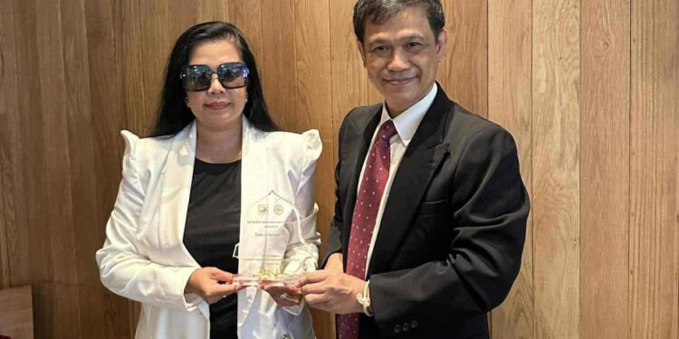 นายศิโรจน์ มิ่งขวัญ นายกสมาคมนักข่าวอาชญากรรมแห่งประเทศไทย มอบโล่รางวัลองค์กรที่ให้ความร่วมมือที่ดีเยี่ยมแก่คุณอรวรรณ บุณยธาดา บรรณาธิการ อาวุโสฯ