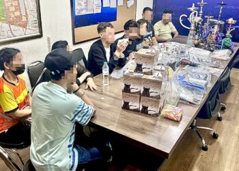 ทลายรังแขกนานา!” นครบาลบุกจับ 7 ต่างชาติ 1 ไทย บังหน้าร้านตัดผมเปิด “ห้องลับ” ค้ายานรก