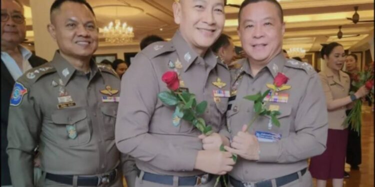 “บิ๊กอ้อ” สักการะสิ่งศักดิ์สิทธิ์ในสำนักงานตำรวจแห่งชาติ เพื่อความเป็นสิริมงคลในโอกาสเกษียณอายุราชการ