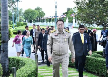 รองนายกฯ สุชาติ สักการะสิ่งศักดิ์สิทธิ์ประจำทำเนียบรัฐบาล เพื่อความเป็นสิริมงคล ก่อนเข้าเริ่มปฏิบัติงานในตำแหน่งรองนายกรัฐมนตรี