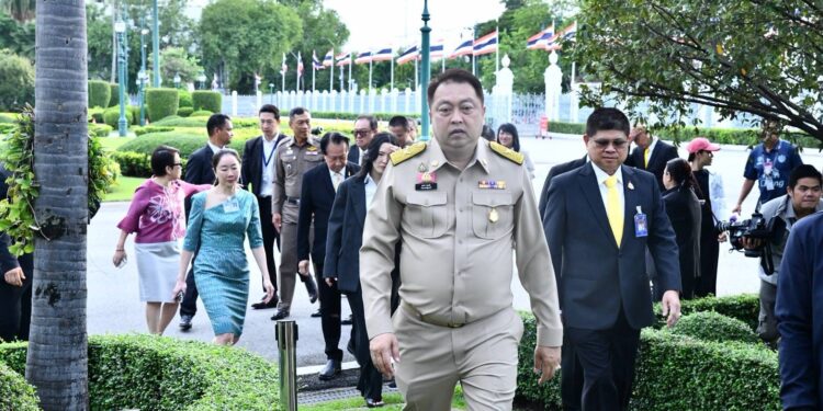 รองนายกฯ สุชาติ สักการะสิ่งศักดิ์สิทธิ์ประจำทำเนียบรัฐบาล เพื่อความเป็นสิริมงคล ก่อนเข้าเริ่มปฏิบัติงานในตำแหน่งรองนายกรัฐมนตรี
