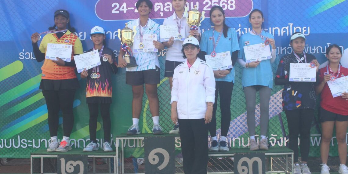 “3 นักหวดสาวสุดปัง” น.ส.ฌัชชา กล่อมกมล,ด.ญ.เบลินด้า เอนจิ และ ด.ญ.ศิริกร พูนผล โชว์ฟอร์มคว้าคนละ 3 แชมป์ในวันสุดท้ายของการแข่งขัน “พิษณุโลก ซอฟท์เทนนิส แชมเปี้ยนชิพ 2025”