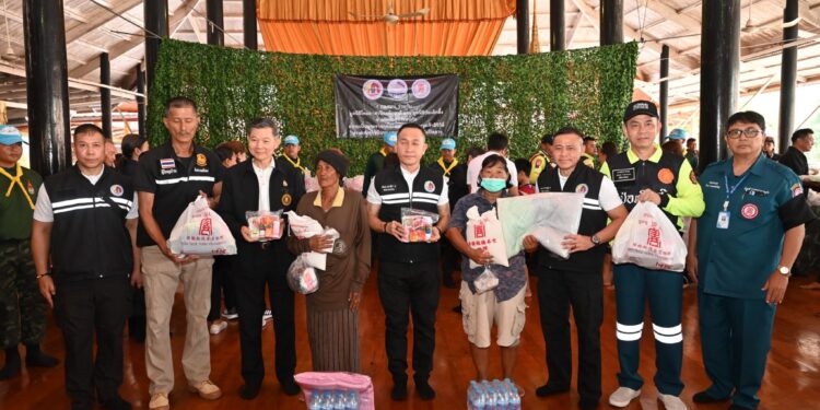 มูลนิธิป่อเต็กตึ๊ง ร่วมกับ กองอำนวยการรักษาความมั่นคงภายในราชอาณาจักร (กอ.รมน.) และมูลนิธิไทยอาสาป้องกันชาติ จัดทีมบรรเทาสาธารณภัย พร้อมรถ-เรือท้องแบน นำข้าวสาร พร้อม ชุดยังชีพฉุกเฉิน และชุดยาสามัญประจำบ้าน รวม 400 ชุด