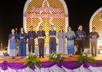 ยิ่งใหญ่ตระการตา “รมว.ซาบีดา” เปิดงานไหลเรือไฟโบราณสักการะบูชาพระธาตุพนม ปล่อยกระทงสาย-เรือไฟโบราณ เชื่อมสัมพันธ์สองฝั่งโขงไท -สปป.ลาว