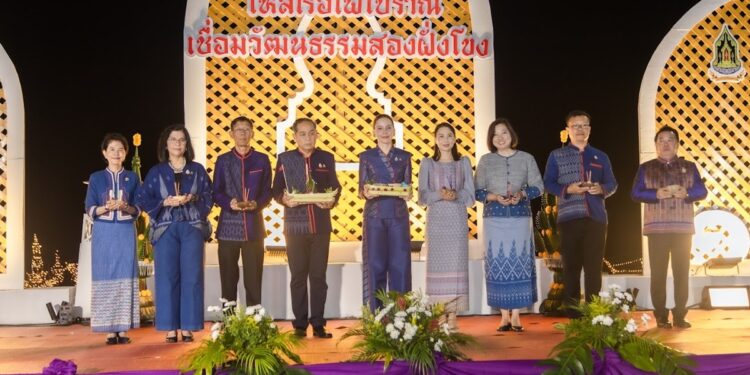 ยิ่งใหญ่ตระการตา “รมว.ซาบีดา” เปิดงานไหลเรือไฟโบราณสักการะบูชาพระธาตุพนม ปล่อยกระทงสาย-เรือไฟโบราณ เชื่อมสัมพันธ์สองฝั่งโขงไท -สปป.ลาว