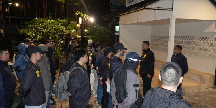 ตำรวจนครบาลบุกรวบ 7 ต่างชาติ 1 คนไทยคาร้านตัดผมย่านนานาบังหน้าขายยานรก