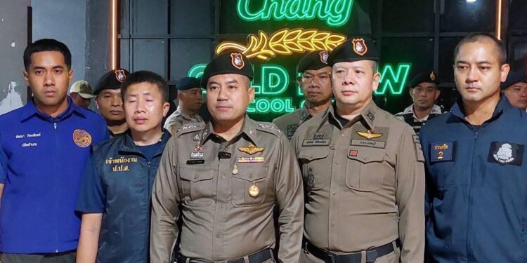 สภ.ปากเกร็ด ชี้แจงสื่อออนไลน์บางสำนักเสนอข่าว “จู่โจมบุกผับดัง ย่านปากเกร็ด พบนักเที่ยวกว่า 300 คน เปิดเกินเวลา ยาเสพติดตกเกลื่อนร้าน” เป็นการเสนอข่าวที่คลาดเคลื่อน ไม่ตรงตามข้อเท็จจริง