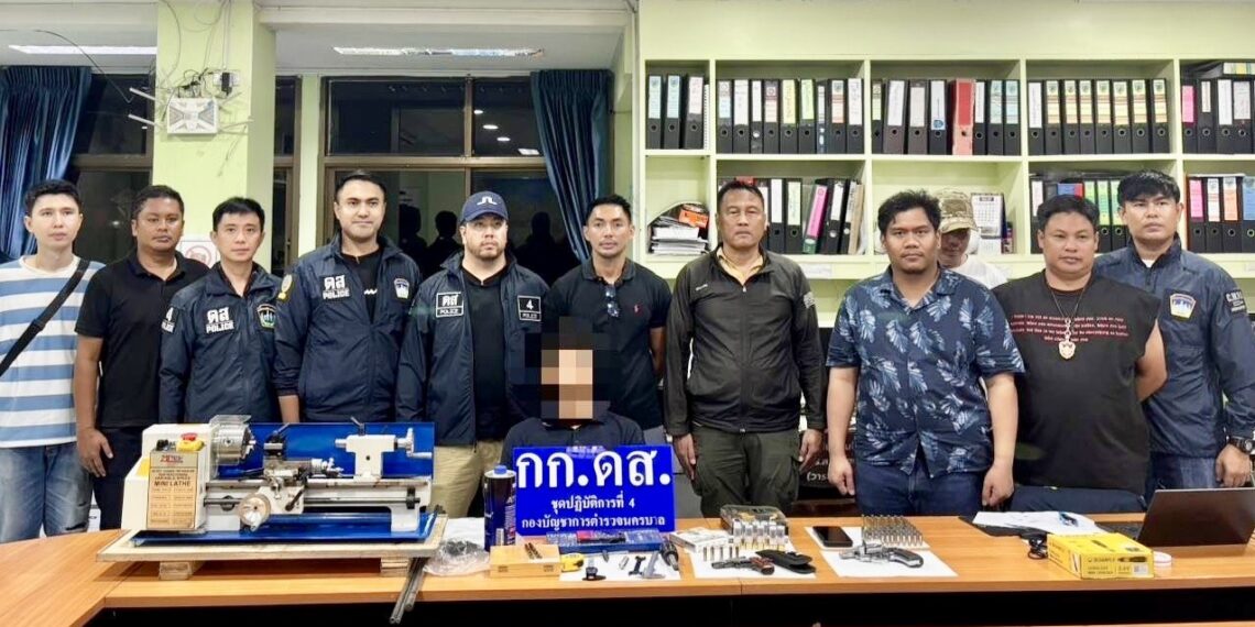 ยิ่งจับยิ่งเยอะ! ตำรวจ ดส.บช.น. ทลายแหล่งผลิตอาวุธเถื่อน ล้อมจับ “โรงงาน-กระสุน” หน้า Sunbeam Hotel พัทยา ค้นห้องพบเครื่องกลึงรุ่นใหม่ ผลิตปืนขายเอง