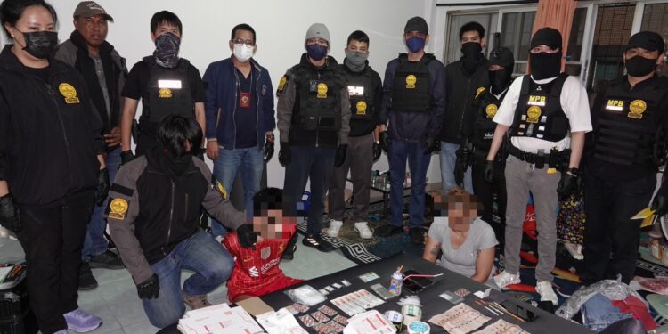 ”รองจ๋อ“ ส่งชุดยาเสพติดนครบาล ล่อซื้อระทึก! รวบ “หมอเถื่อน” หัวจ่ายไอซ์ออนไลน์ บริการฉีดถึงเตียง-ถ่ายคลิปขายโชว์