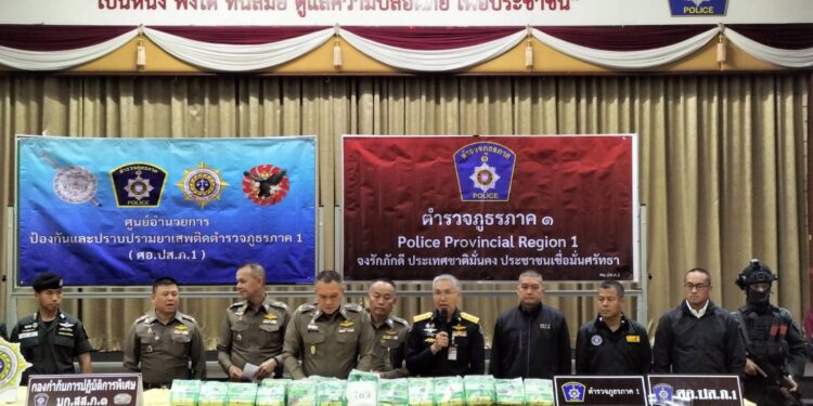 ศอ.ปส.ภ.1 ร่วม สืบภาค 5 ป.ป.ส. ภาค 5 และ 6 ร่วมจับกุมรถขนผักลำเลียงไอซ์ จำนวน 34 กระสอบ น้ำหนักรวมกว่า 600 กิโลกรัม