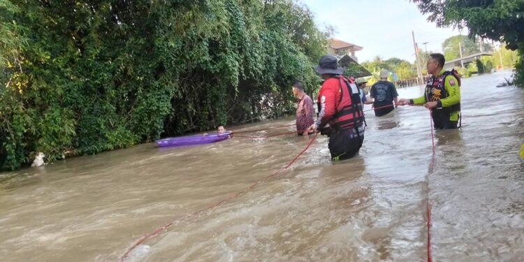มูลนิธิป่อเต็กตึ๊ง นำโดย อาสาสมัครกู้ภัยจุด สภ.อินทร์บุรี ท่าช้าง และบางระจัน ยังคงผนึกกำลังสู้ภัยน้ำท่วมต่อเนื่อง!