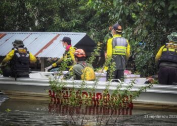 มูลนิธิร่วมกตัญญู นำเรือกู้ภัย พร้อมหีบใส่ร่าง เข้าไปช่วยรับร่างของคุณตา เสมอ บัวทิม 94 ปี ที่เสียชีวิต ด้วยโรคชราในพื้นที่ จ.สิงห์บุรี