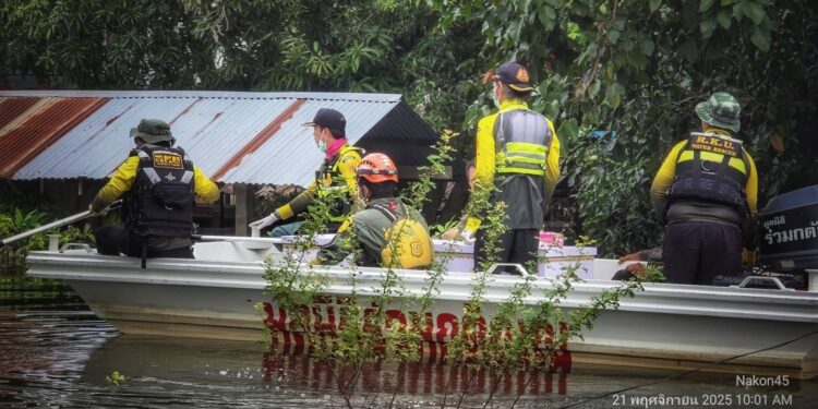 มูลนิธิร่วมกตัญญู นำเรือกู้ภัย พร้อมหีบใส่ร่าง เข้าไปช่วยรับร่างของคุณตา เสมอ บัวทิม 94 ปี ที่เสียชีวิต ด้วยโรคชราในพื้นที่ จ.สิงห์บุรี