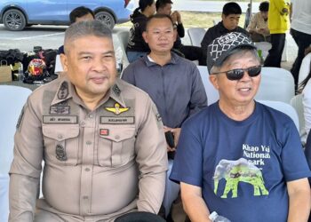 แปรอักษรธงชาติยักษ์