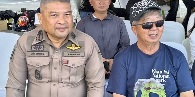 แปรอักษรธงชาติยักษ์