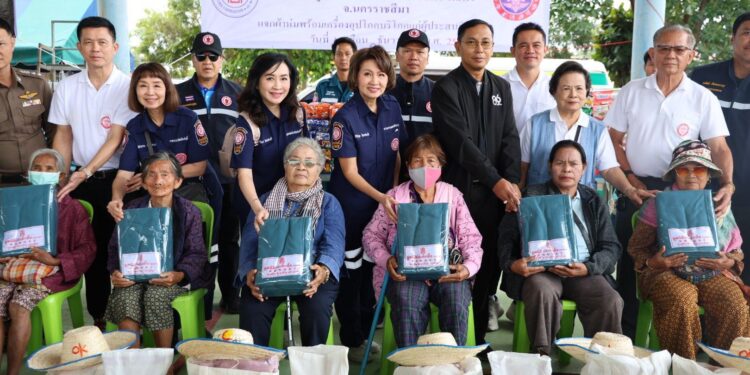 มูลนิธิป่อเต็กตึ๊ง ทุ่มงบกว่า 26.2 ล้านบาท ส่งต่อธารน้ำใจ ต้านภัยหนาว ลงพื้นที่แจกจ่ายผ้าห่มพร้อมเครื่องอุปโภคบริโภค บรรเทาทุกข์ผู้ประสบภัยหนาวในถิ่นทุรกันดารรวม 4 ภาค เพื่อถวายเป็นพระราชกุศลแด่สมเด็จพระนางเจ้าสิริกิติ์ พระบรมราชินีนาถ พระบรมราชชนนีพันปีหลวง