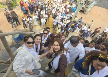 ดร.ฐิติ ชัยนาม ร่วมประกอบพิธีหล่อพระพุทธรูปพระประธาน ปางประทานพร หน้าตักกว้าง 5 เมตร สูง 10 เมตร ณ สำนักสงฆ์สันติศิลาราม ต.ท่าศิลา อ.ส่องดาว จ.สกลนคร
