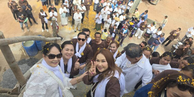 ดร.ฐิติ ชัยนาม ร่วมประกอบพิธีหล่อพระพุทธรูปพระประธาน ปางประทานพร หน้าตักกว้าง 5 เมตร สูง 10 เมตร ณ สำนักสงฆ์สันติศิลาราม ต.ท่าศิลา อ.ส่องดาว จ.สกลนคร