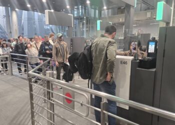 ตม.สั่งสกัดเข้ม เขมรใช้ฟรีวีซ่าเข้าไทย พร้อมสกัดฝรั่งกลุ่มเสี่ยงเกรงทหารรับจ้าง วอนท่องเที่ยวต่างชาติเข้าใจสถานการณ์ รอคิวไม่เกิน 40 นาที